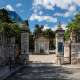 L�ingresso principale di Villa Romanazzi, preceduto da un muro balaustrato, si trova al civico 326 di via Capruzzi...